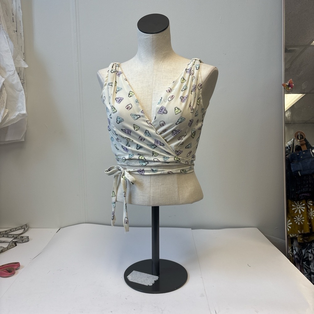 Women's Cream Wrap Top with purse Pattern